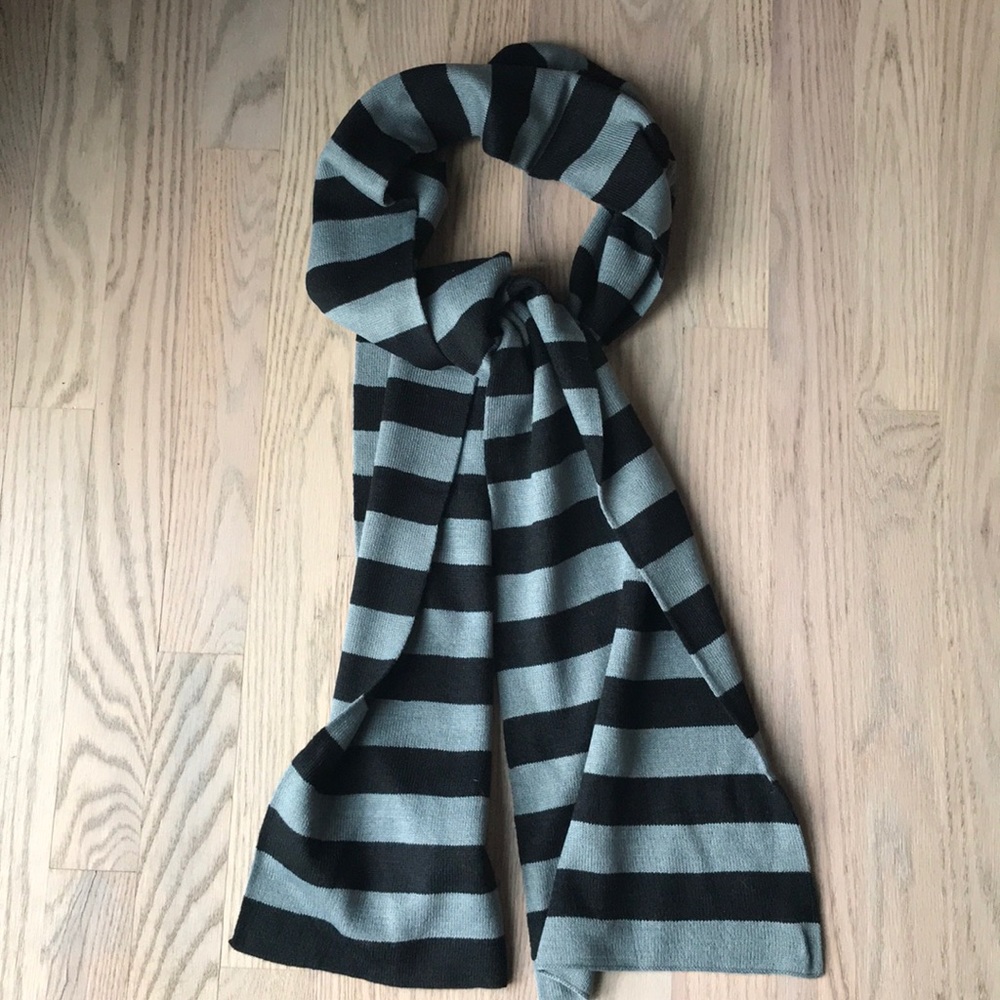 New with package! Black and gray scarf